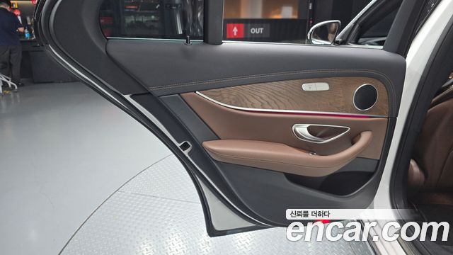 Mercedes-Benz E-Class 2022 — photo 15