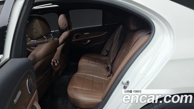 Mercedes-Benz E-Class 2022 — photo 16
