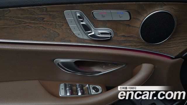 Mercedes-Benz E-Class 2022 — photo 27