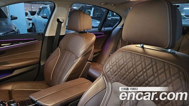 BMW 5-Series 2023 — photo 10