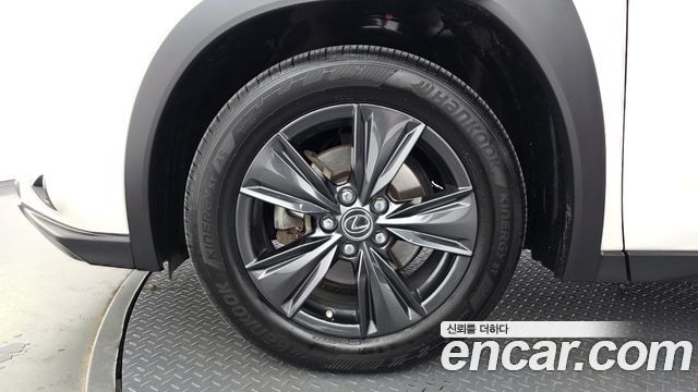 Lexus UX 2019 — photo 5