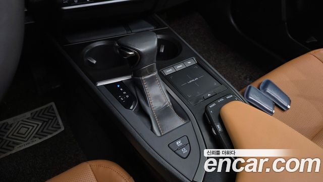 Lexus UX 2019 — photo 9