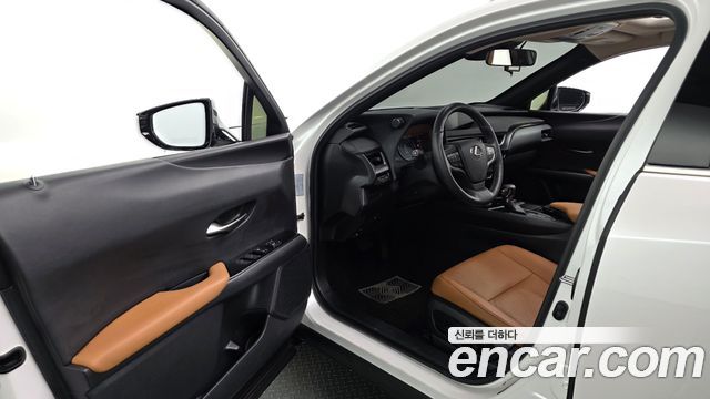 Lexus UX 2019 — photo 10
