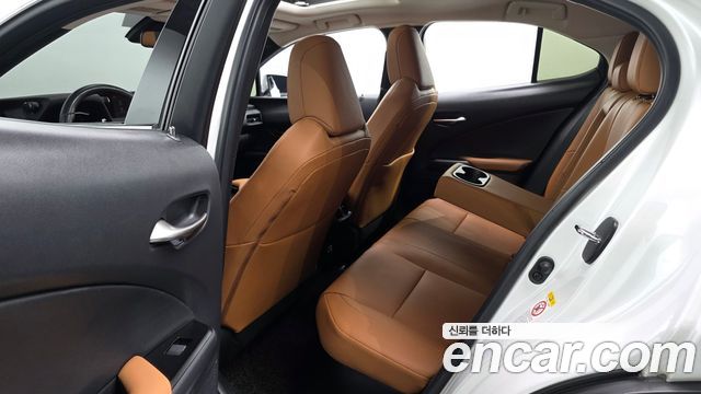 Lexus UX 2019 — photo 11