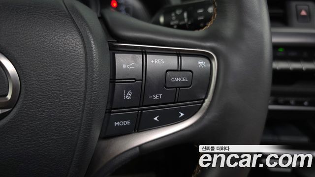 Lexus UX 2019 — photo 17