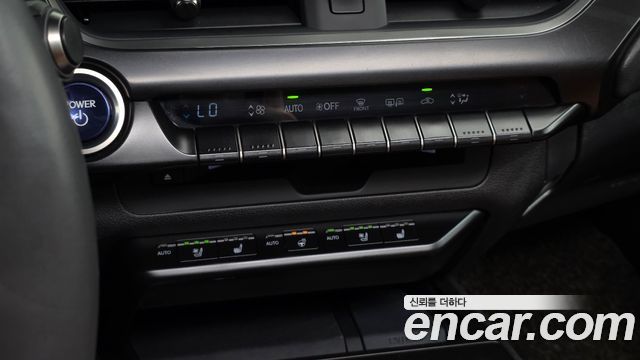 Lexus UX 2019 — photo 18