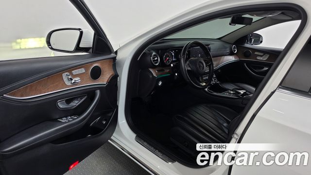 Mercedes-Benz E-Class 2017 — photo 10