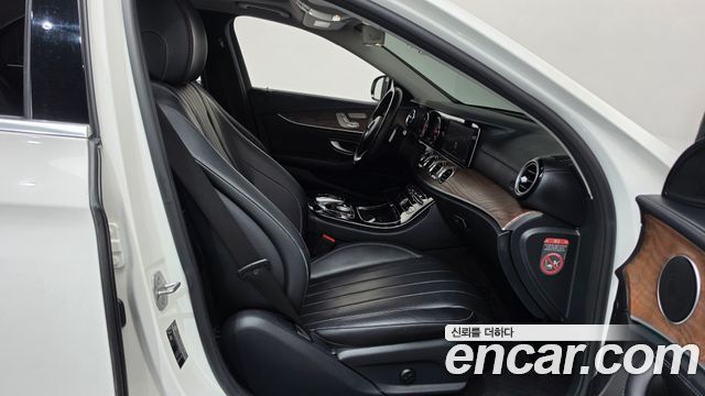 Mercedes-Benz E-Class 2017 — photo 11