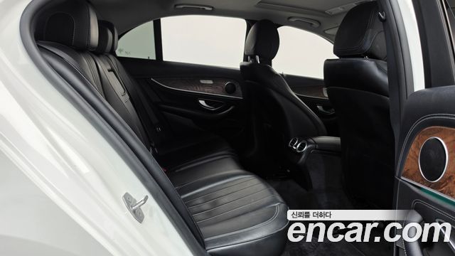 Mercedes-Benz E-Class 2017 — photo 12