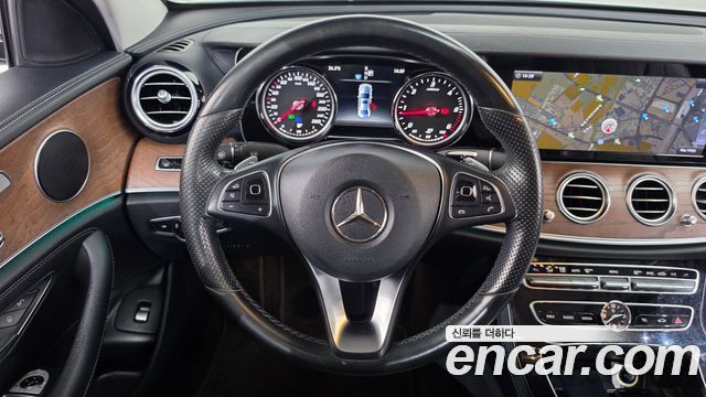 Mercedes-Benz E-Class 2017 — photo 13