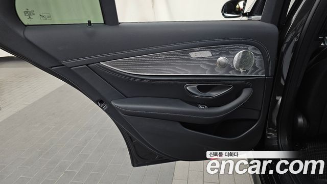 Mercedes-Benz E-Class 2021 — photo 15