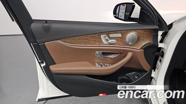 Mercedes-Benz E-Class 2021 — photo 14