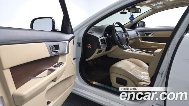 Jaguar XF 2014 — photo 10