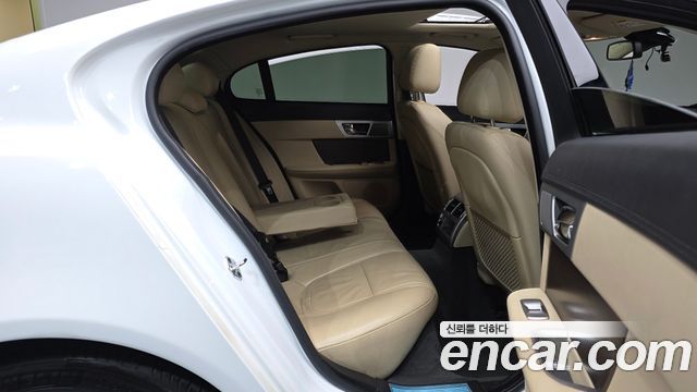 Jaguar XF 2014 — photo 11