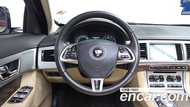 Jaguar XF 2014 — photo 13