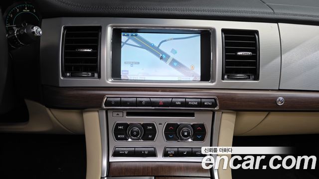 Jaguar XF 2014 — photo 14
