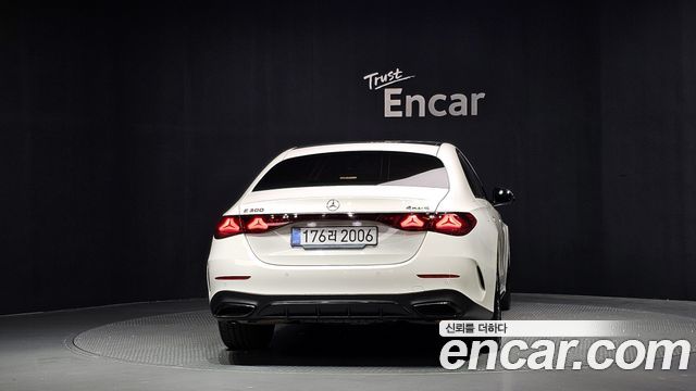 Mercedes-Benz E-Class 2025 — photo 4