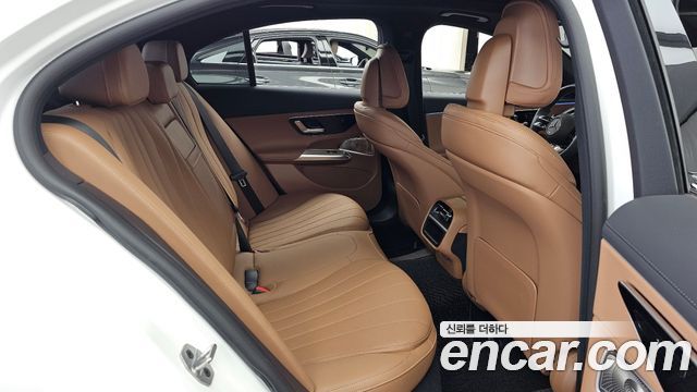 Mercedes-Benz E-Class 2025 — photo 18