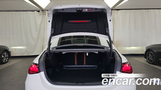 Mercedes-Benz E-Class 2025 — photo 26