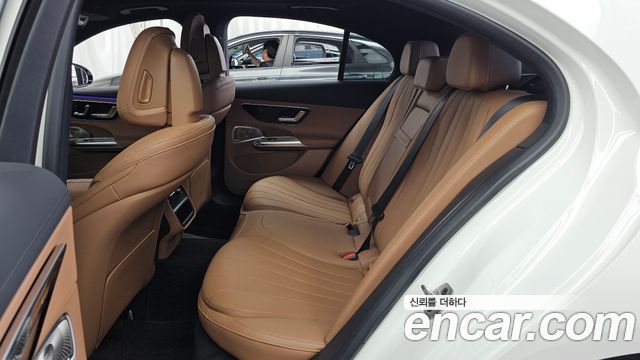 Mercedes-Benz E-Class 2025 — photo 16