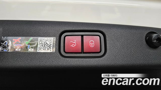 Mercedes-Benz E-Class 2025 — photo 32