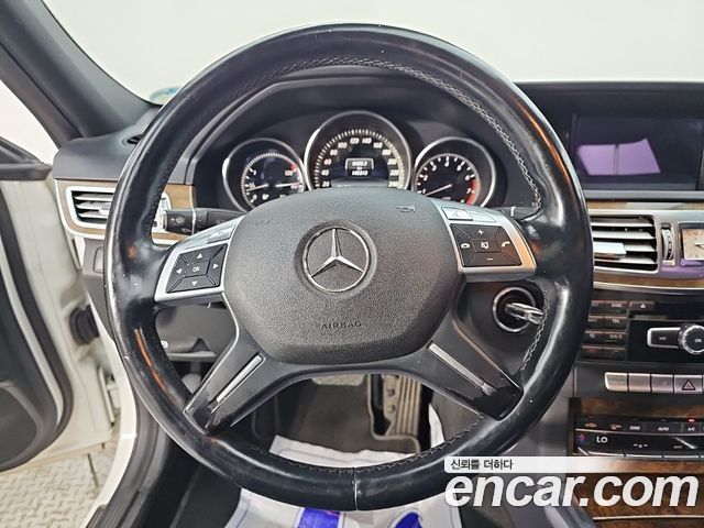 Mercedes-Benz E-Class 2014 — photo 9