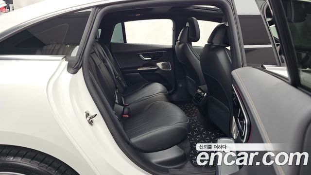Mercedes-Benz EQE 2023 — photo 18