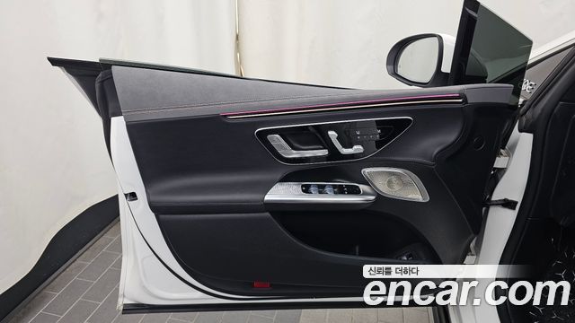 Mercedes-Benz EQE 2023 — photo 14