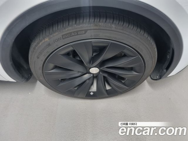 Tesla Model Y 2025 — photo 16