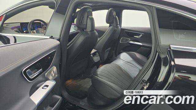 Mercedes-Benz EQE 2022 — photo 18