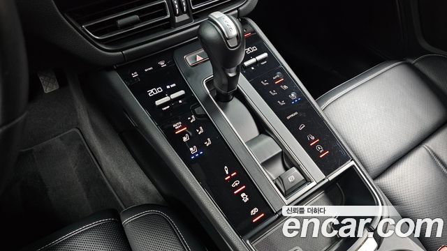 Porsche Macan 2023 — photo 12