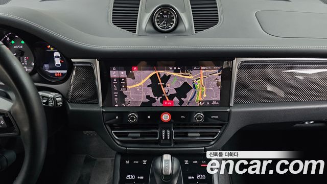 Porsche Macan 2023 — photo 18