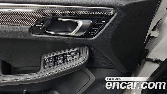 Porsche Macan 2023 — photo 26
