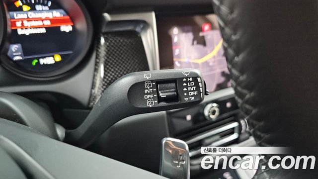 Porsche Macan 2023 — photo 29