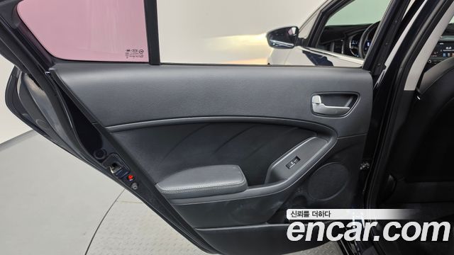 Kia K3 2016 — photo 15