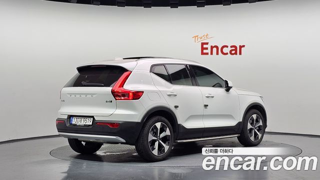 Volvo XC40 2025 — photo 2
