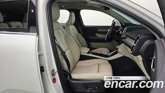 Volvo XC40 2025 — photo 17