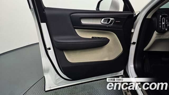 Volvo XC40 2025 — photo 14