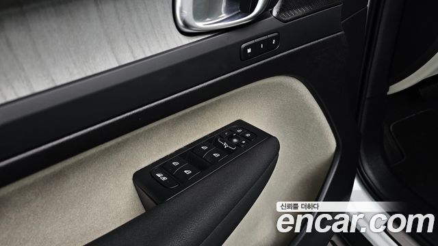 Volvo XC40 2025 — photo 28