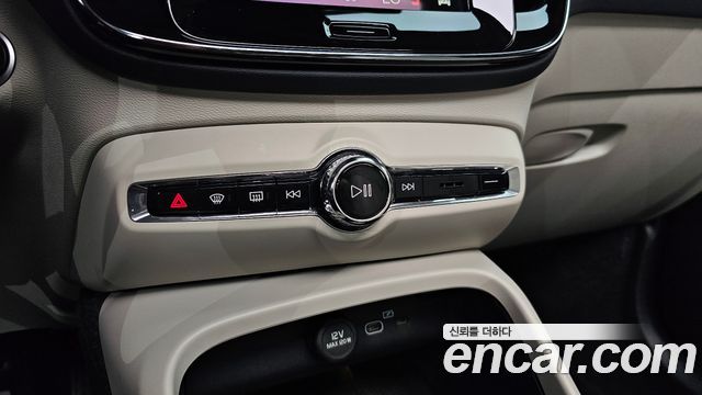 Volvo XC40 2025 — photo 35