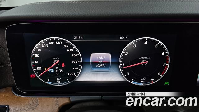 Mercedes-Benz E-Class 2017 — photo 11
