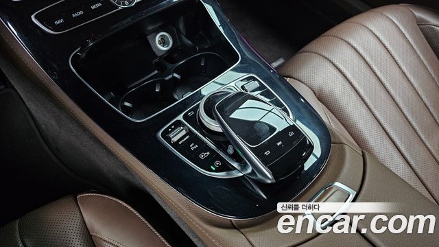 Mercedes-Benz E-Class 2017 — photo 12