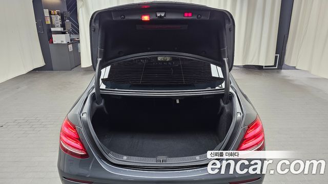 Mercedes-Benz E-Class 2017 — photo 24