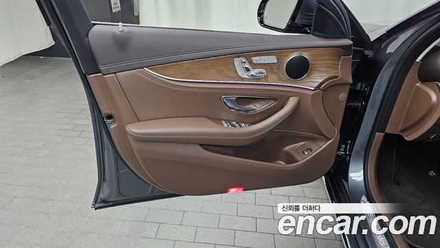 Mercedes-Benz E-Class 2017 — photo 14
