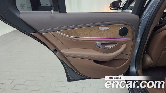 Mercedes-Benz E-Class 2017 — photo 15