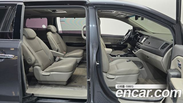 Kia Canival 2018 — photo 17