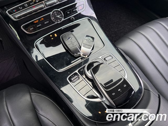 Mercedes-Benz E-Class 2017 — photo 10