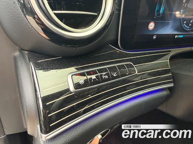 Mercedes-Benz E-Class 2017 — photo 12
