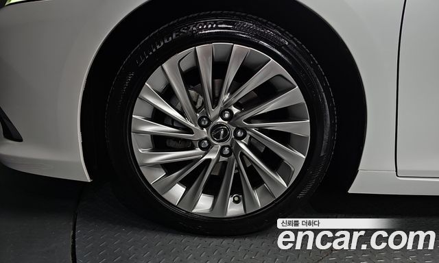 Lexus ES 2019 — photo 5