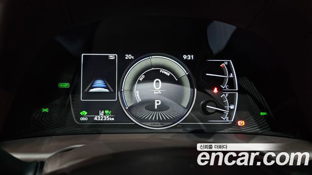 Lexus ES 2019 — photo 11